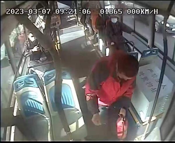 石家庄街头，一公交车司机撇下乘客就跑……