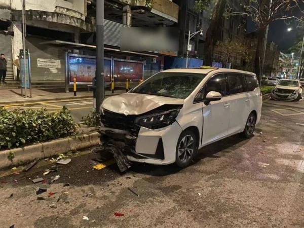 司机一个动作连撞三车,车损严重还要负全责 司机一个动作连撞三车,车损严重还要负全责