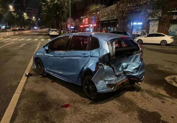 司机一个动作连撞三车,车损严重还要负全责 司机一个动作连撞三车,车损严重还要负全责