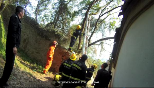 九旬老人“飞越”养老院，被困8米高坡下不来，原因让人泪目