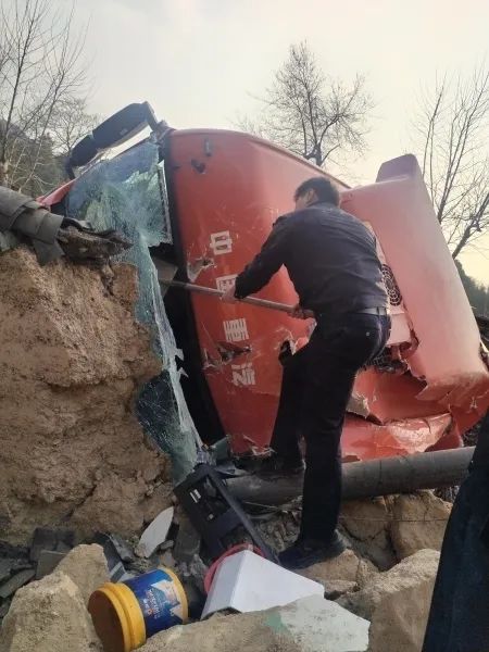 大货车侧翻司机被卡，民警用手一点点掰开变形的仪表盘
