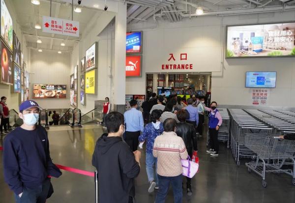 上海人又排队了！开市客浦东店今天迎客；“突发情况”也阻挡不了顾客买买买→