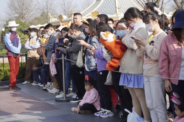 上海迪士尼新“人物”首秀亮相，游客：好大一只啊