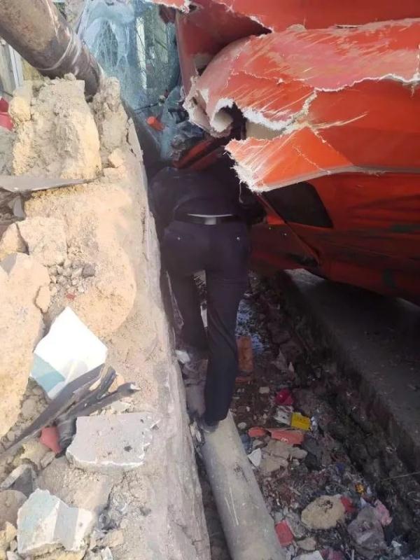 大货车侧翻司机被卡，民警用手一点点掰开变形的仪表盘