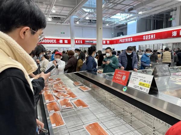 上海人又排队了！开市客浦东店今天迎客；“突发情况”也阻挡不了顾客买买买→