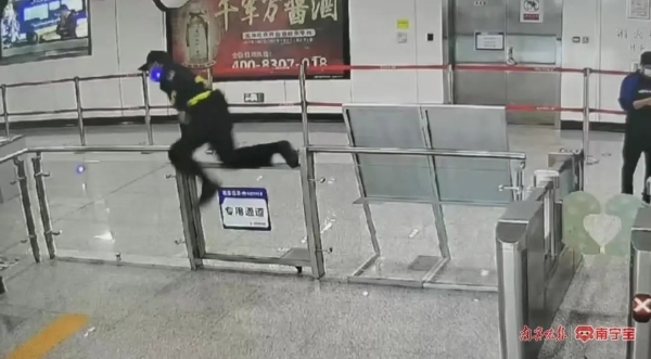 一小孩摔倒在自动手扶梯上，他飞身一跃，按下紧停按钮！