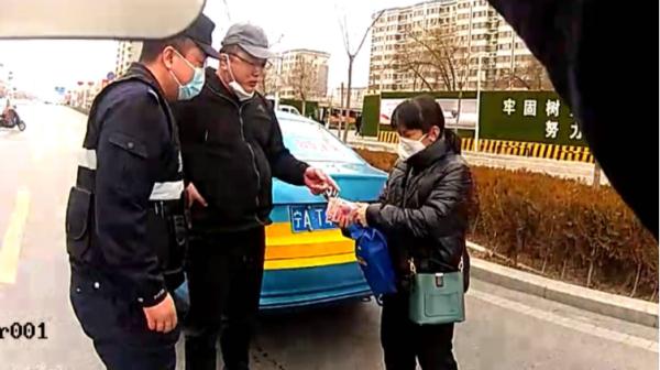 女子将5万元“救命钱”落在出租车上 司机完璧归赵