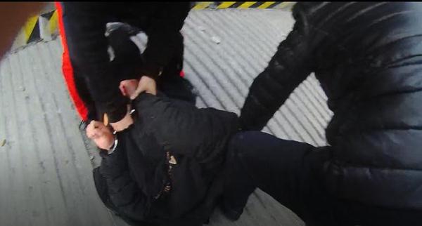“犯罪嫌疑人很‘聪明’，帽子、口罩、书包遮脸、拨转摄像头，可谓是费尽心机...”
