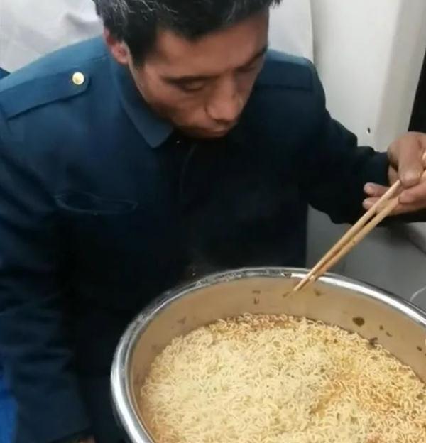 在火车上用盆泡10袋方便面吃！当事人回应了→