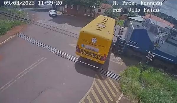 巴西一辆校车与火车相撞:两名学生当场死亡 事故画面曝光 巴西一辆校车与火车相撞:两名学生当场死亡 事故画面曝光