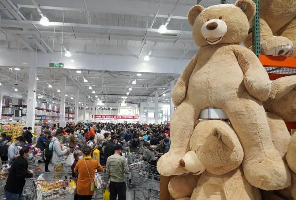上海人又排队了！开市客浦东店今天迎客；“突发情况”也阻挡不了顾客买买买→