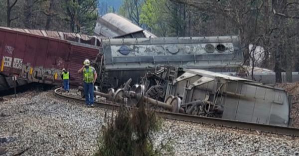 美国“毒列车”运营公司再有列车出轨 同天CEO听证会上被居民痛批