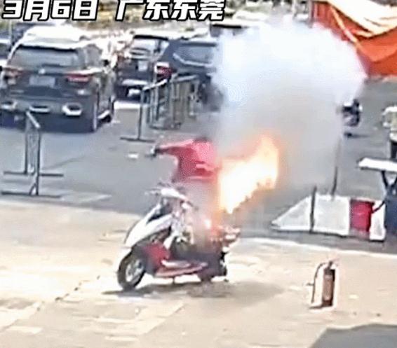 危险！街头惊现“喷火龙”？还带“360°旋转”……