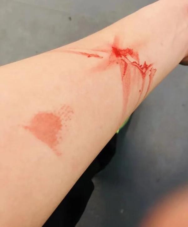 大货车侧翻司机被卡，民警用手一点点掰开变形的仪表盘