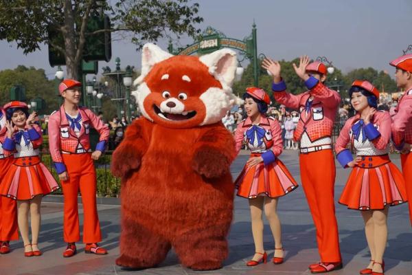 上海迪士尼新“人物”首秀亮相，游客：好大一只啊