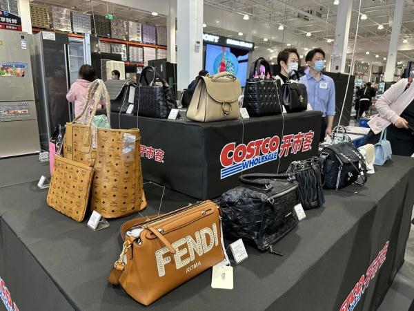 上海人又排队了！开市客浦东店今天迎客；“突发情况”也阻挡不了顾客买买买→