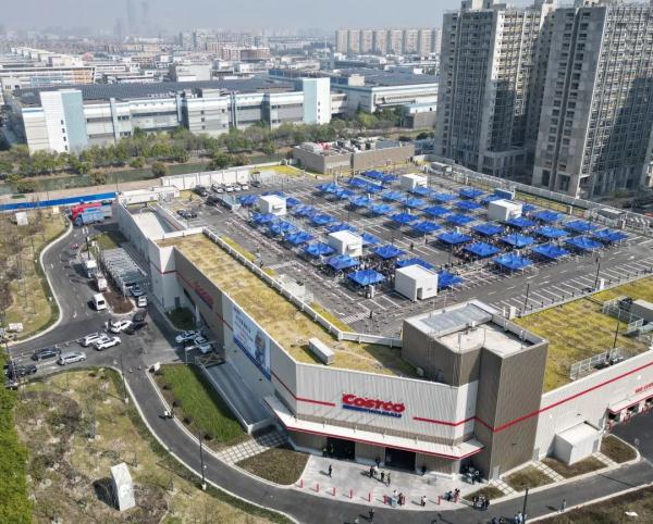 上海人又排队了！开市客浦东店今天迎客；“突发情况”也阻挡不了顾客买买买→