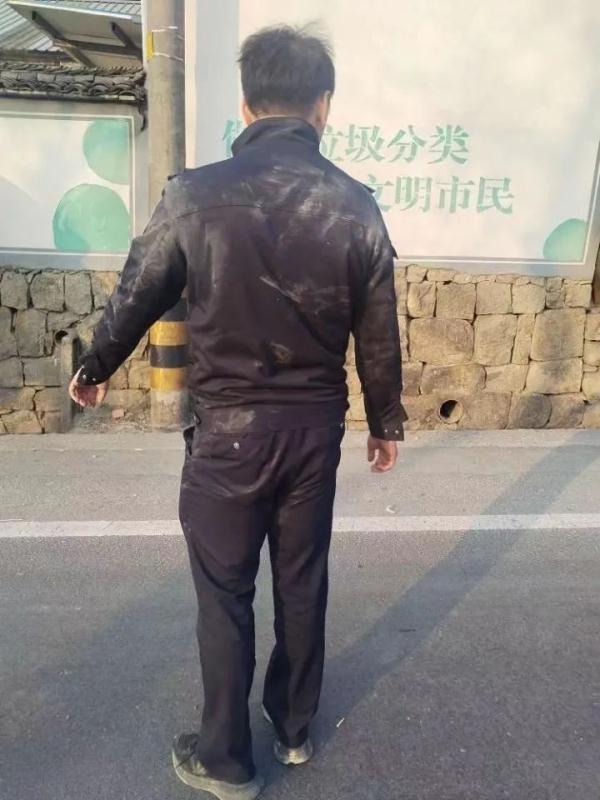 大货车侧翻司机被卡，民警用手一点点掰开变形的仪表盘