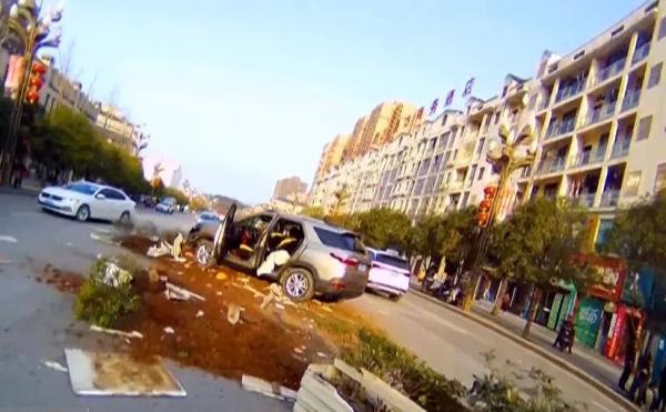 丈夫把车开到绿化带上，下车后却对交警说：都是我老婆惹的祸!？