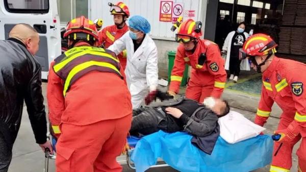 再现机器伤人惨剧！警惕机械伤害！