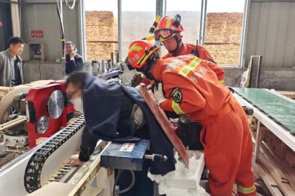 再现机器伤人惨剧！警惕机械伤害！