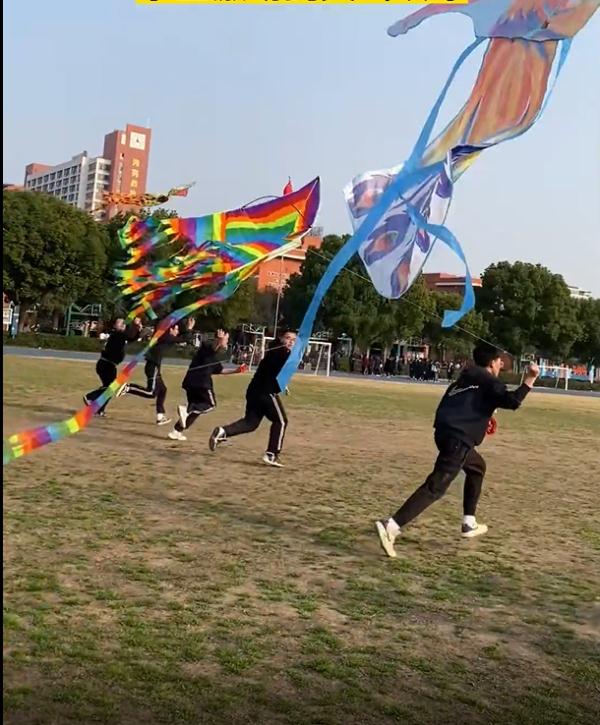 “一定有什么事比上课更重要！”老师带学生集体“逃课”却被点赞