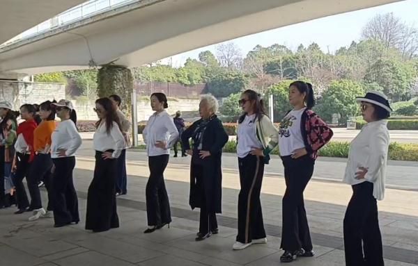 坚持热爱！长沙81岁老人穿旗袍学走秀：既锻炼身体又认识朋友