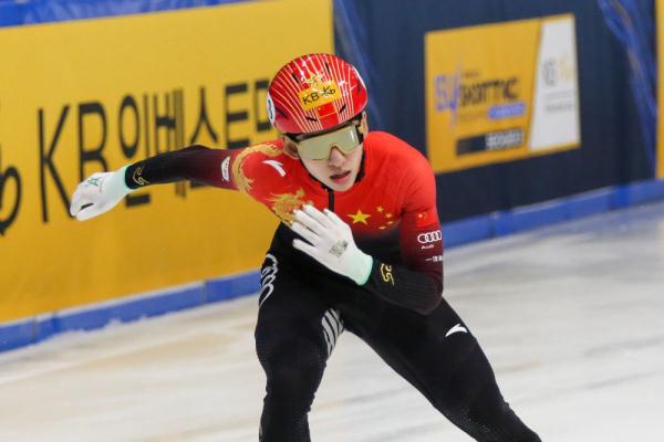当日,在韩国首尔进行的2023年短道速滑世锦赛男子1000米预赛中,中国