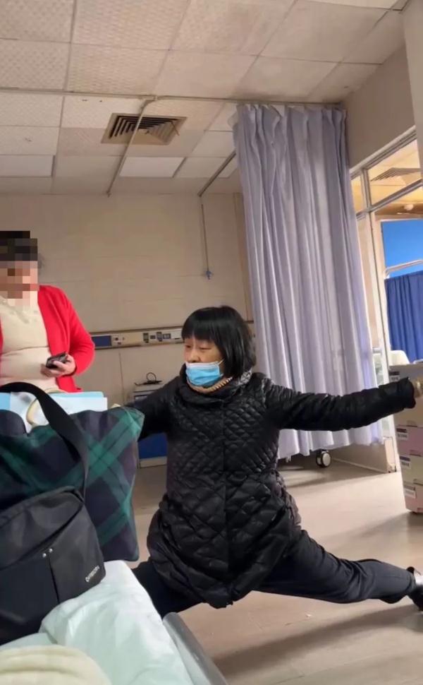 长沙女子住院生娃，社牛母亲在旁表演劈叉！网友：令人羡慕