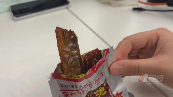 心惊!女子吃零食被卡,鱼骨距离主动脉仅3.5毫米… 心惊!女子吃零食被卡,鱼骨距离主动脉仅3.5毫米…