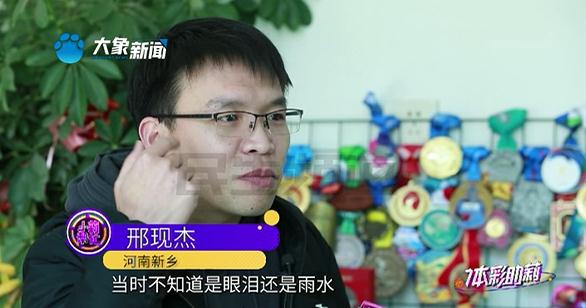 轮椅上的马拉松，他“跑”完了33场……