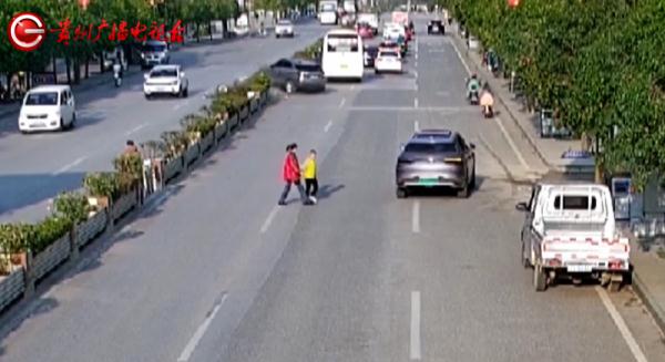 丈夫把车开到绿化带上，下车后却对交警说：都是我老婆惹的祸!？