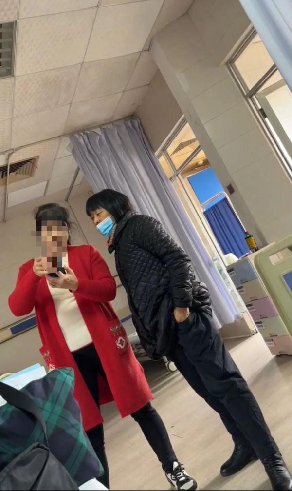 长沙女子住院生娃，社牛母亲在旁表演劈叉！网友：令人羡慕