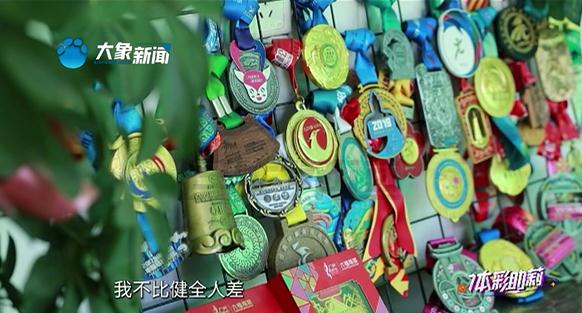 轮椅上的马拉松，他“跑”完了33场……