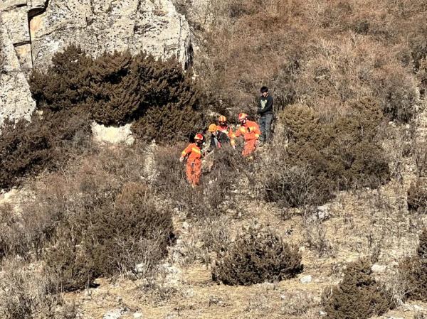 看着都脚软！游客迷路被困3200米悬崖…
