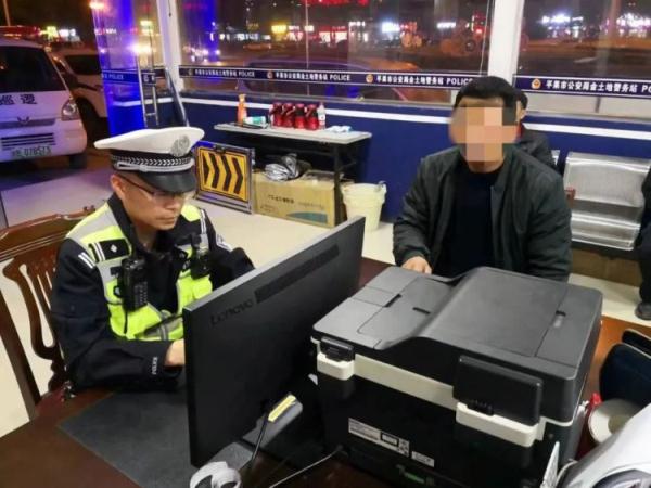 手扶着车顶，淡定“兜风”！司机表示：不知道违法……