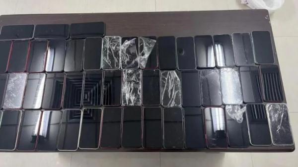 “48块腹肌”?男子腰腹部绑了48台手机,被深圳海关查获 “48块腹肌”?男子腰腹部绑了48台手机,被深圳海关查获