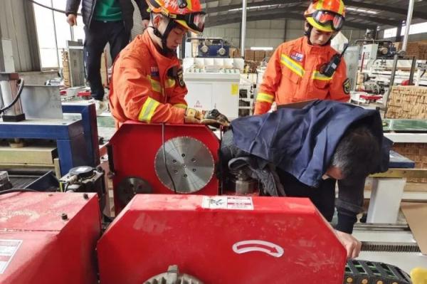 再现机器伤人惨剧！警惕机械伤害！