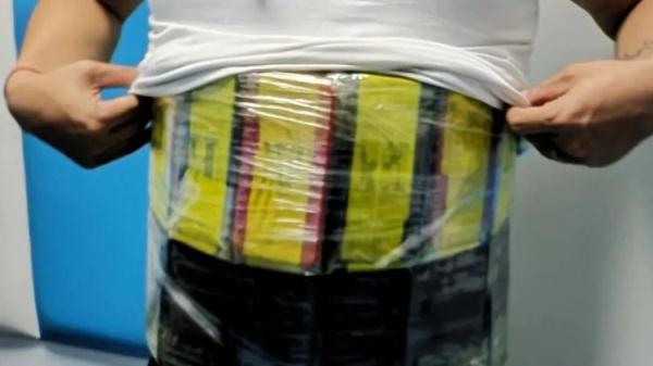 “48块腹肌”?男子腰腹部绑了48台手机,被深圳海关查获 “48块腹肌”?男子腰腹部绑了48台手机,被深圳海关查获