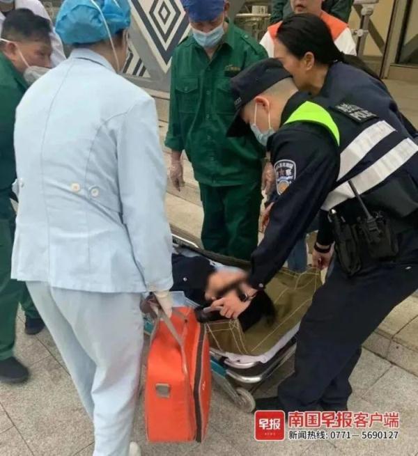 险！女子在地铁自动扶梯连人带箱摔倒，后面乘客被砸！