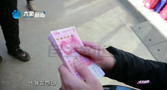 轮椅上的马拉松，他“跑”完了33场……
