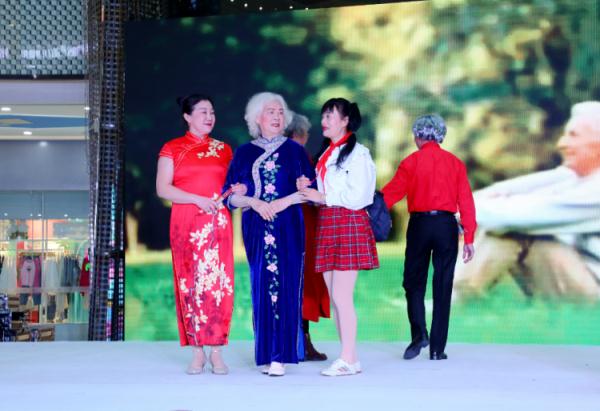 坚持热爱！长沙81岁老人穿旗袍学走秀：既锻炼身体又认识朋友