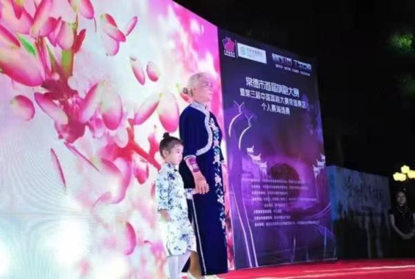 坚持热爱！长沙81岁老人穿旗袍学走秀：既锻炼身体又认识朋友