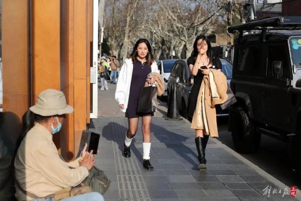 上海文艺小马路遭吐槽：都是网红街拍！现场直击：有人特地从外地赶来直播