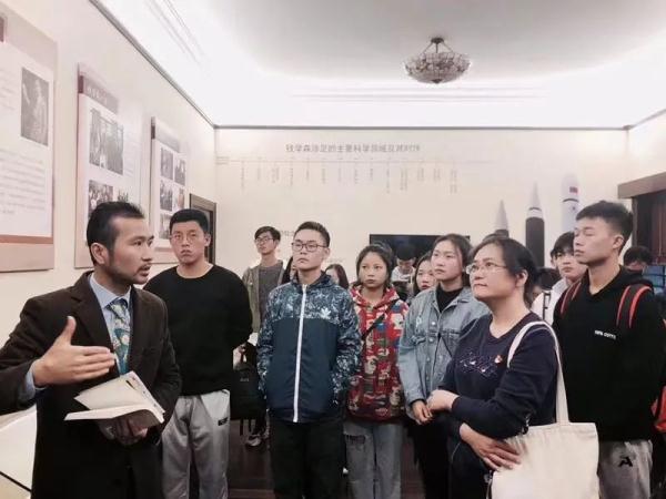 跟络腮胡“姑姑”荡荡阿拉愚园路,听老房子名人故事会 跟络腮胡“姑姑”荡荡阿拉愚园路,听老房子名人故事会