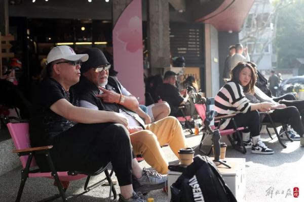 上海文艺小马路遭吐槽：都是网红街拍！现场直击：有人特地从外地赶来直播