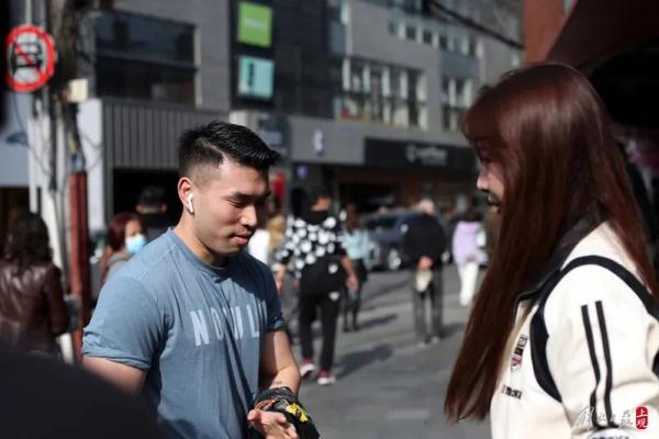 上海文艺小马路遭吐槽：都是网红街拍！现场直击：有人特地从外地赶来直播