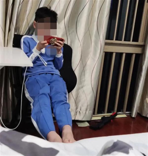 男孩偷打游戏,父亲逼他连玩17小时:打瞌睡就摇醒! 男孩偷打游戏,父亲逼他连玩17小时:打瞌睡就摇醒!