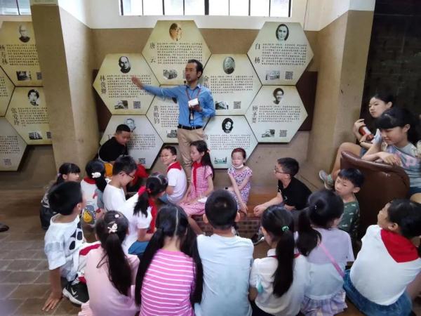 跟络腮胡“姑姑”荡荡阿拉愚园路,听老房子名人故事会 跟络腮胡“姑姑”荡荡阿拉愚园路,听老房子名人故事会