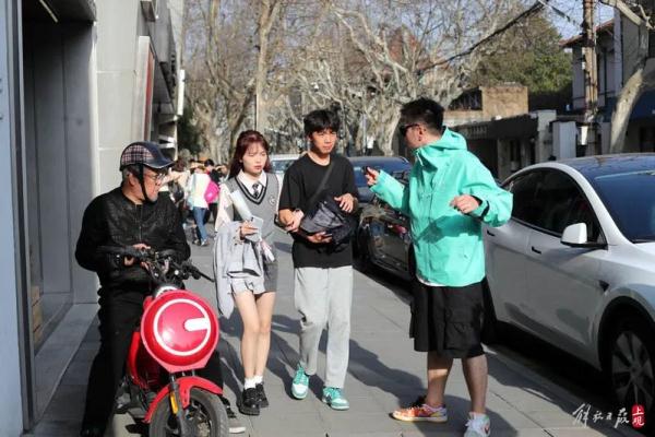 上海文艺小马路遭吐槽：都是网红街拍！现场直击：有人特地从外地赶来直播